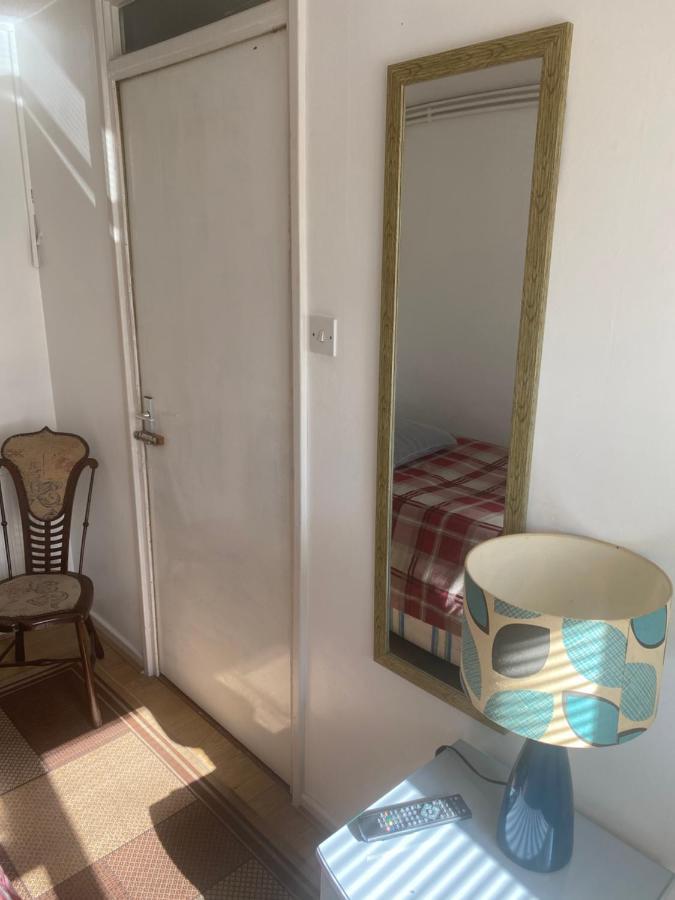 Travelling Stop Apartment Swindon Ngoại thất bức ảnh